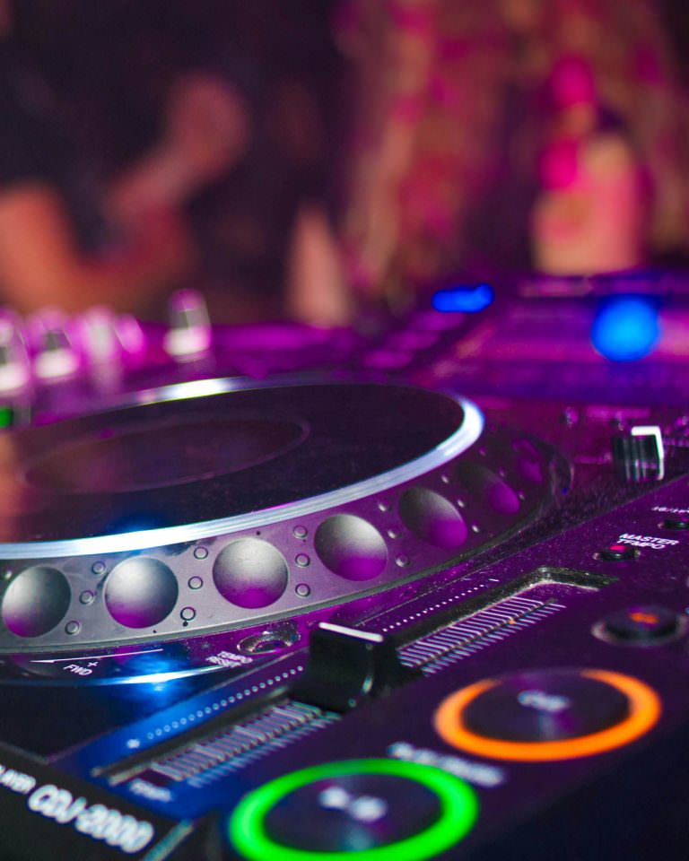 herangezoomter Regler auf einem DJ Mischpult