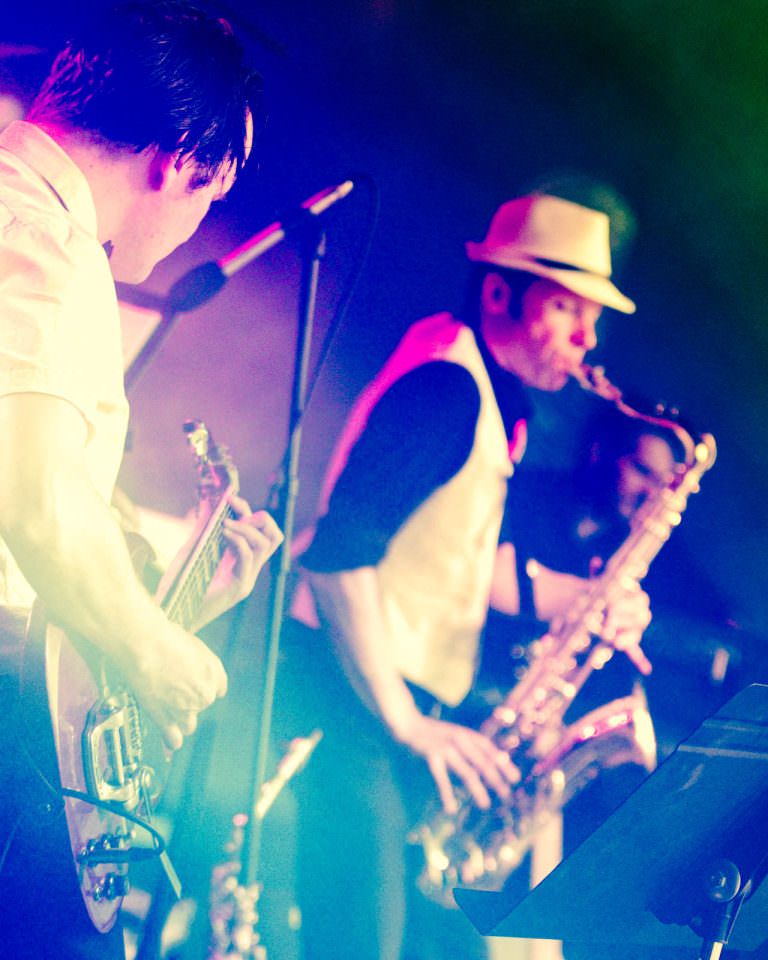 ein Duo aus Saxophonist und Gitarrenspieler macht Live-Musik