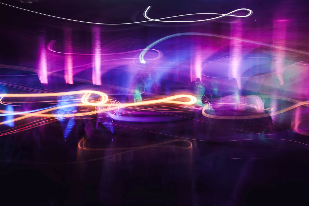 verschwommene Neonlichter bei einer Party
