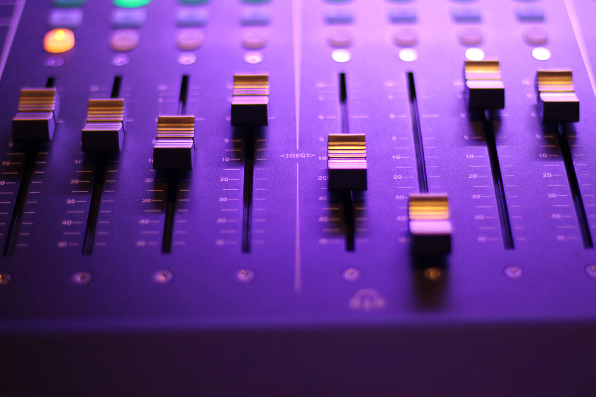 Regler auf einem DJ-Mischpult, die rauf und runter geschoben werden können