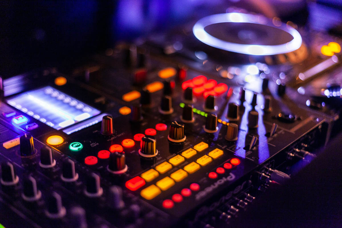 DJ-Controller mit beleuchteten Knöpfen