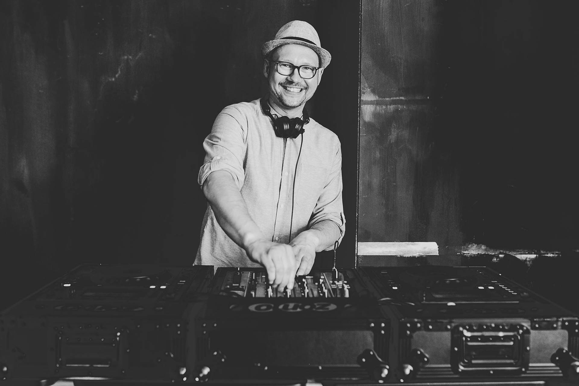 DJ Dennis bedient auf einem Event die Regler an seinem DJ-Controller
