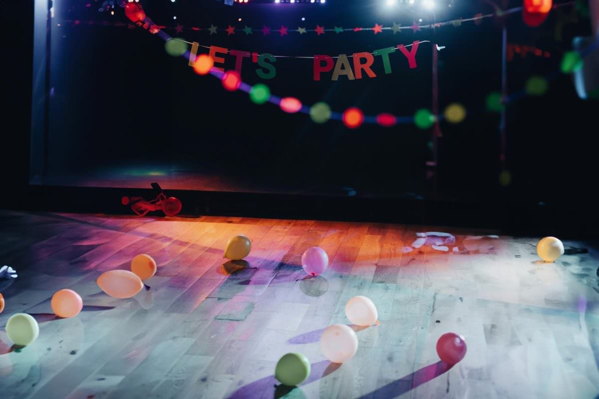 Tanzfläche mit bunten Luftballons und Party Girlanden, aber ohne Menschen