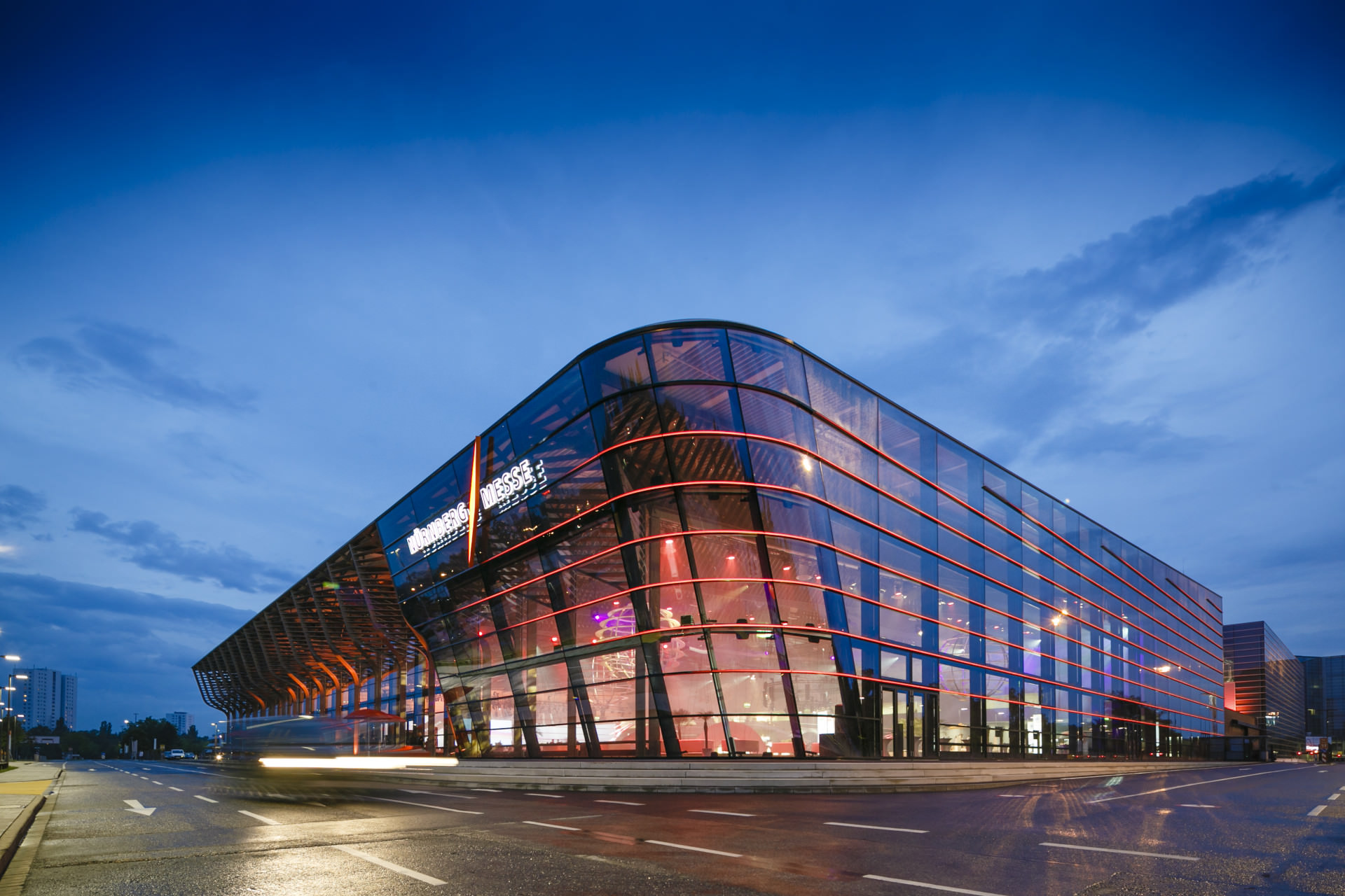 Außenansicht der Messe Nürnberg, Veranstaltungsort des DJ-Gigs auf der Fachmesse Altenpflege.