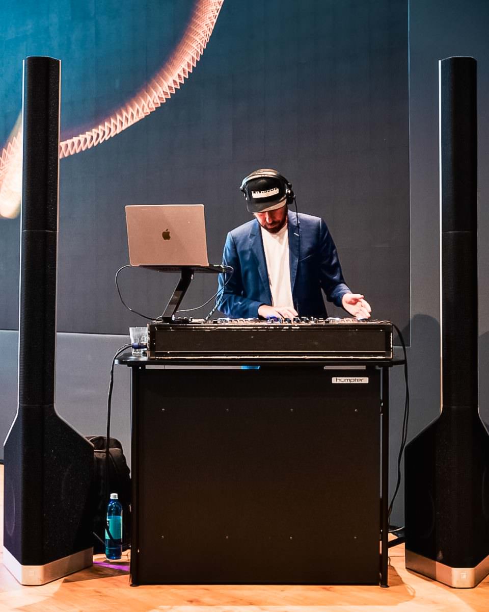 Event-DJ Markus Rosenbaum legt an seinem Pult auf der Altenpflege Messe in Nürnberg auf.