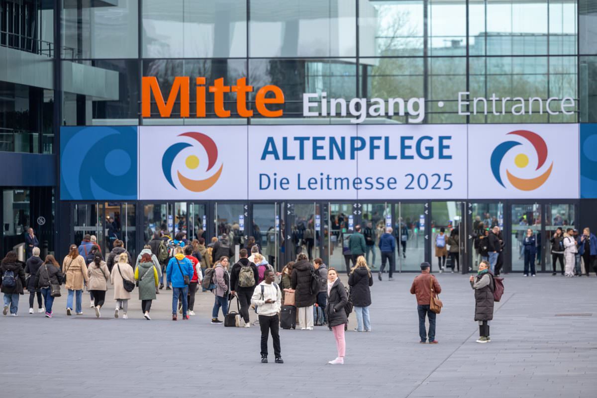 Besucher vor dem Eingang zur Altenpflege Messe in Nürnberg.