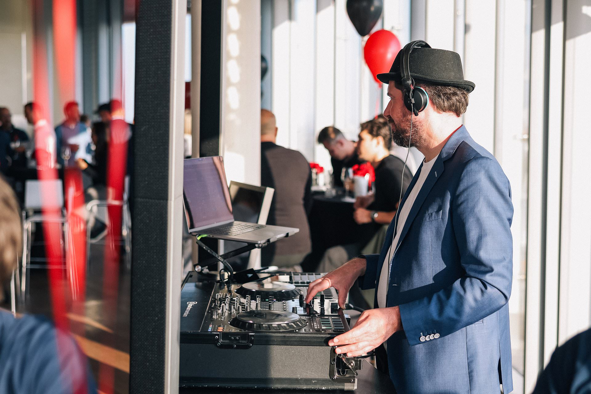 Event-DJ Markus Rosenbaum spielt einen Gig auf einem After-Messe-Event.