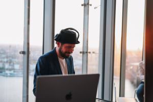 Event DJ Markus Rosenbaum provides the fitting music at the after-work networking event following the trade fair in Cologne.