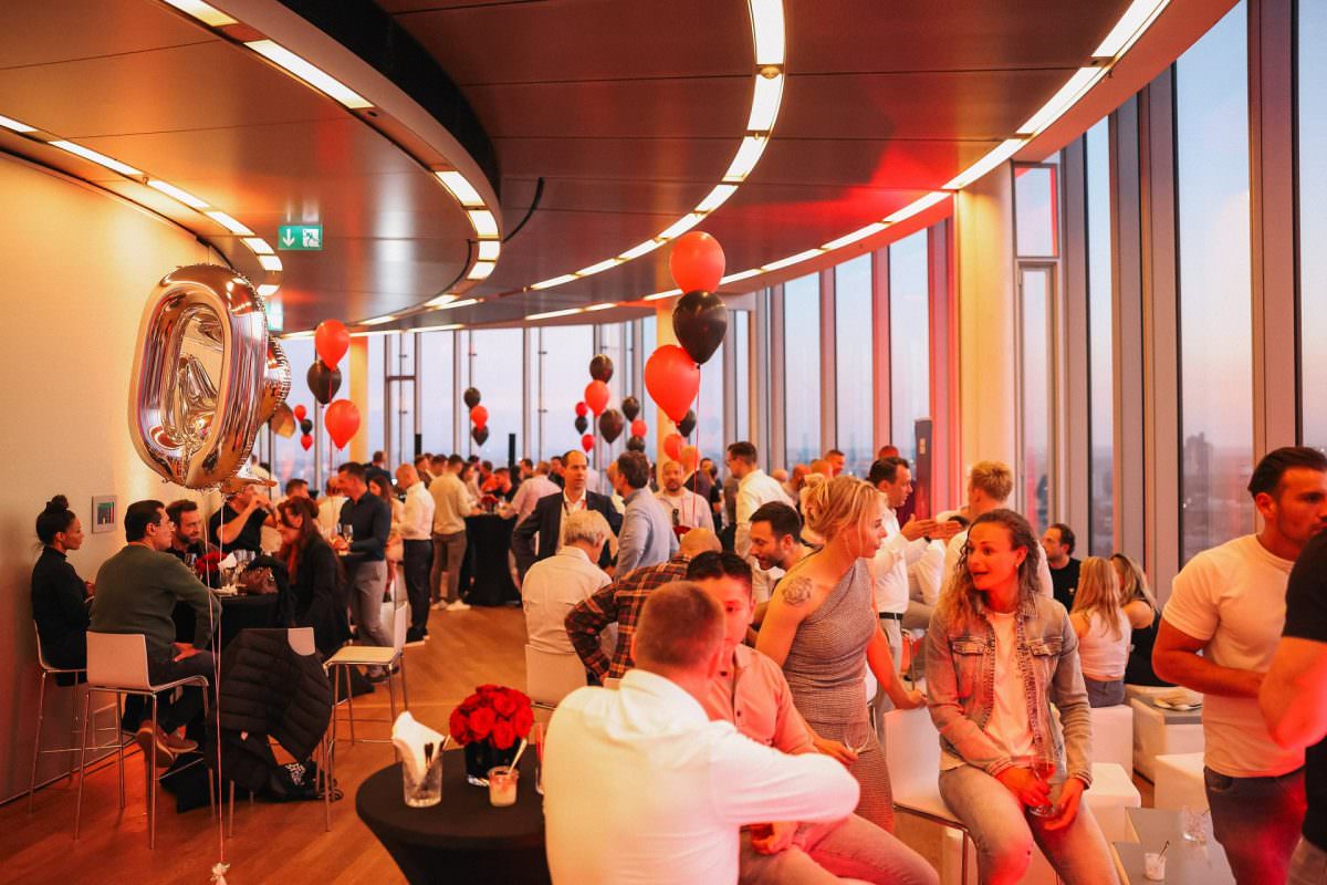 Guests at an evening trade fair event at KölnSKY are listening to music by DJ Markus Rosenbaum.