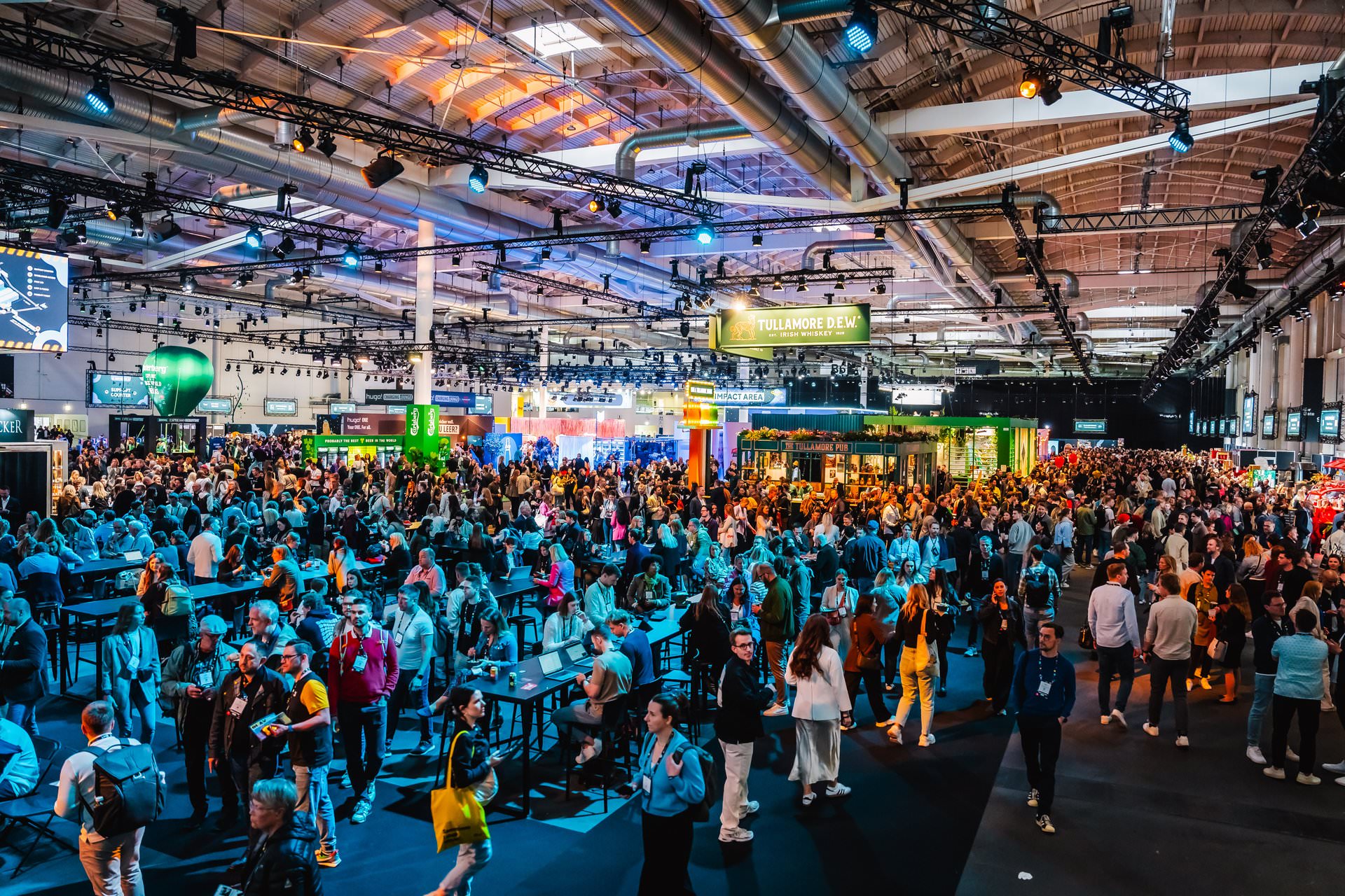 Besucher des OMR Festivals laufen durch die Messehalle in Hamburg