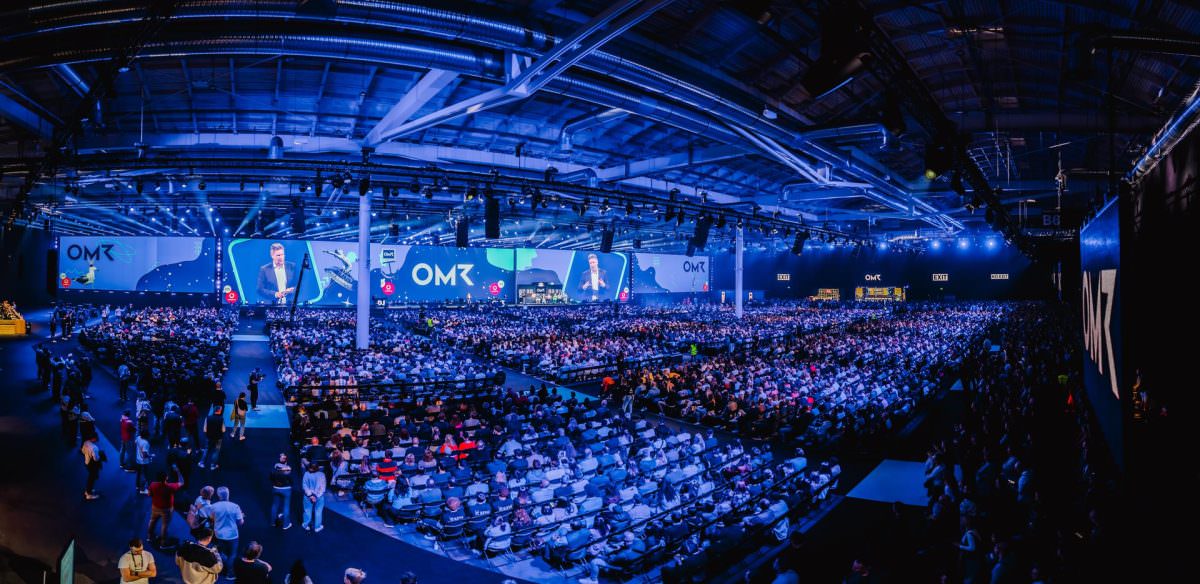 Besucher bei einer Veranstaltung auf dem OMR Festival in der Messe Hamburg.