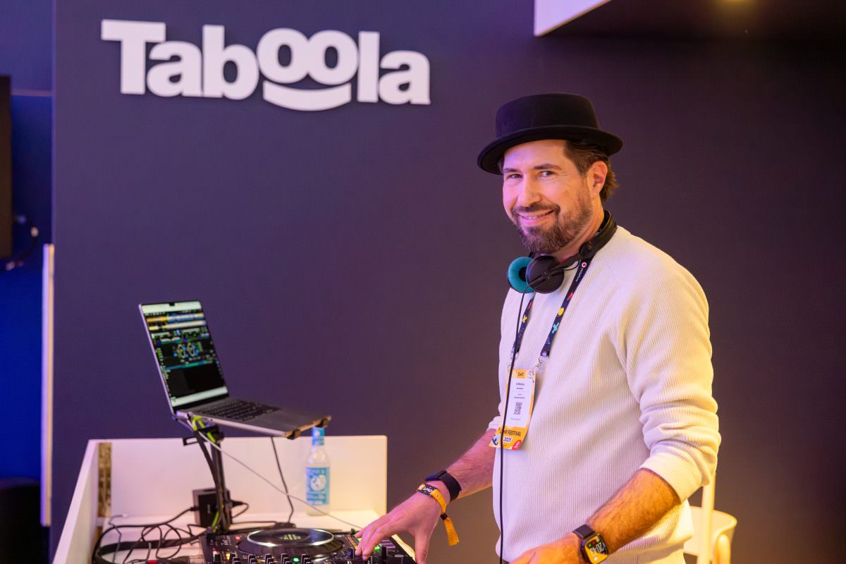 Event-DJ Markus Rosenbaum steht bei der Taboola Standparty auf dem OMR Festival in Hamburg hinter seinem DJ-Pult.