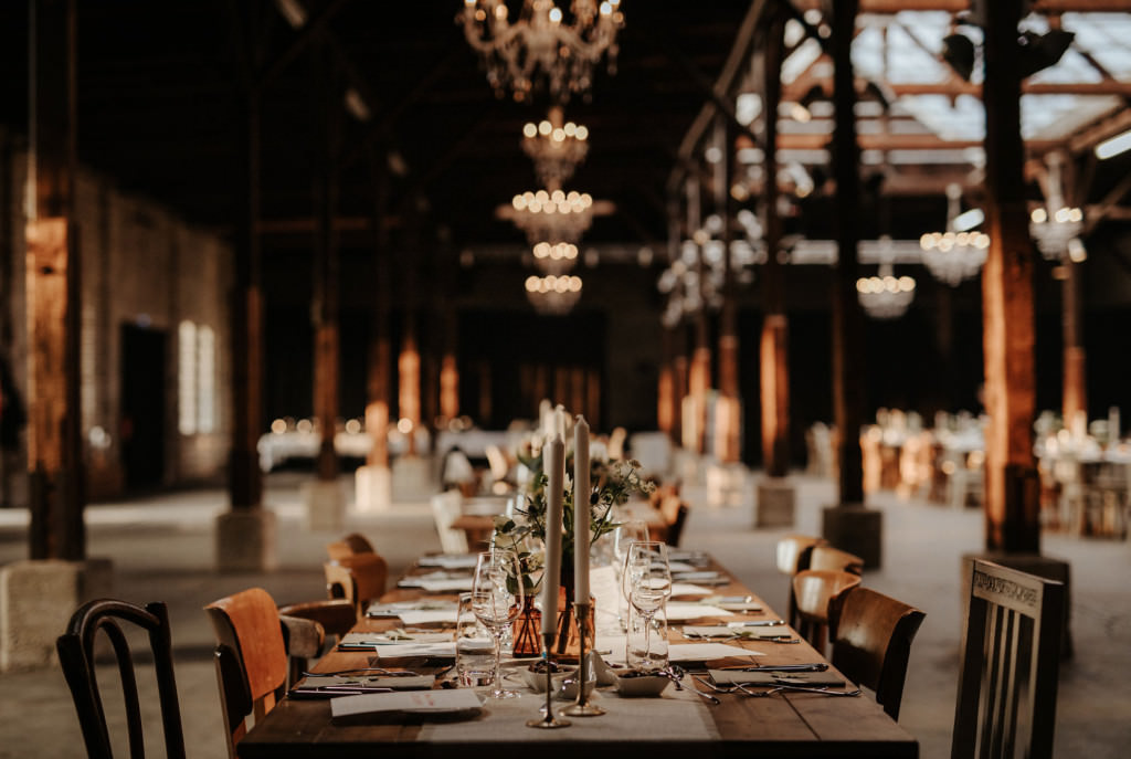 Eingedeckter Tisch im Festsaal der Event-Location Gare du Neuss.