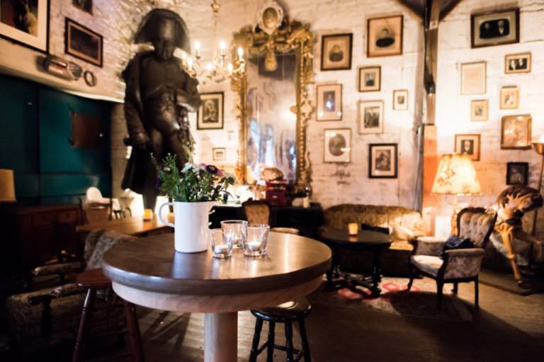 Café Stückgut in der Event-Location Gare du Neuss mit einer Deko aus antiken Kuriositäten.