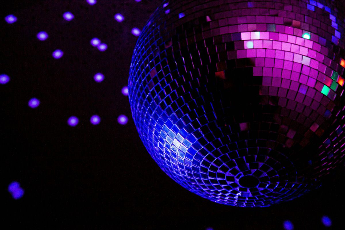 Nahaufnahme einer Discokugel als Symbol für hochwertiges Entertainment und Partystimmung bei Corporate Events.