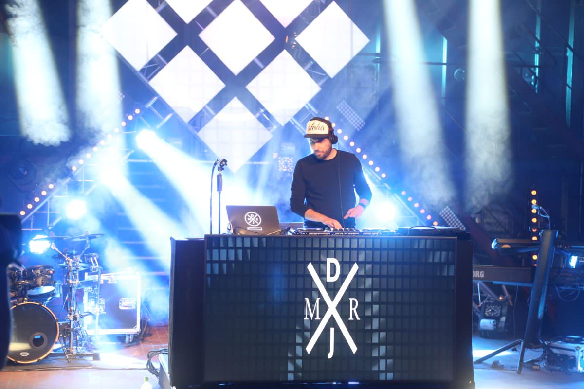 Der erfahrene B2B-Event-DJ Markus Rosenbaum an seinem modern ausgestatteten DJ-Pult für eine reibungslose Firmenveranstaltung.