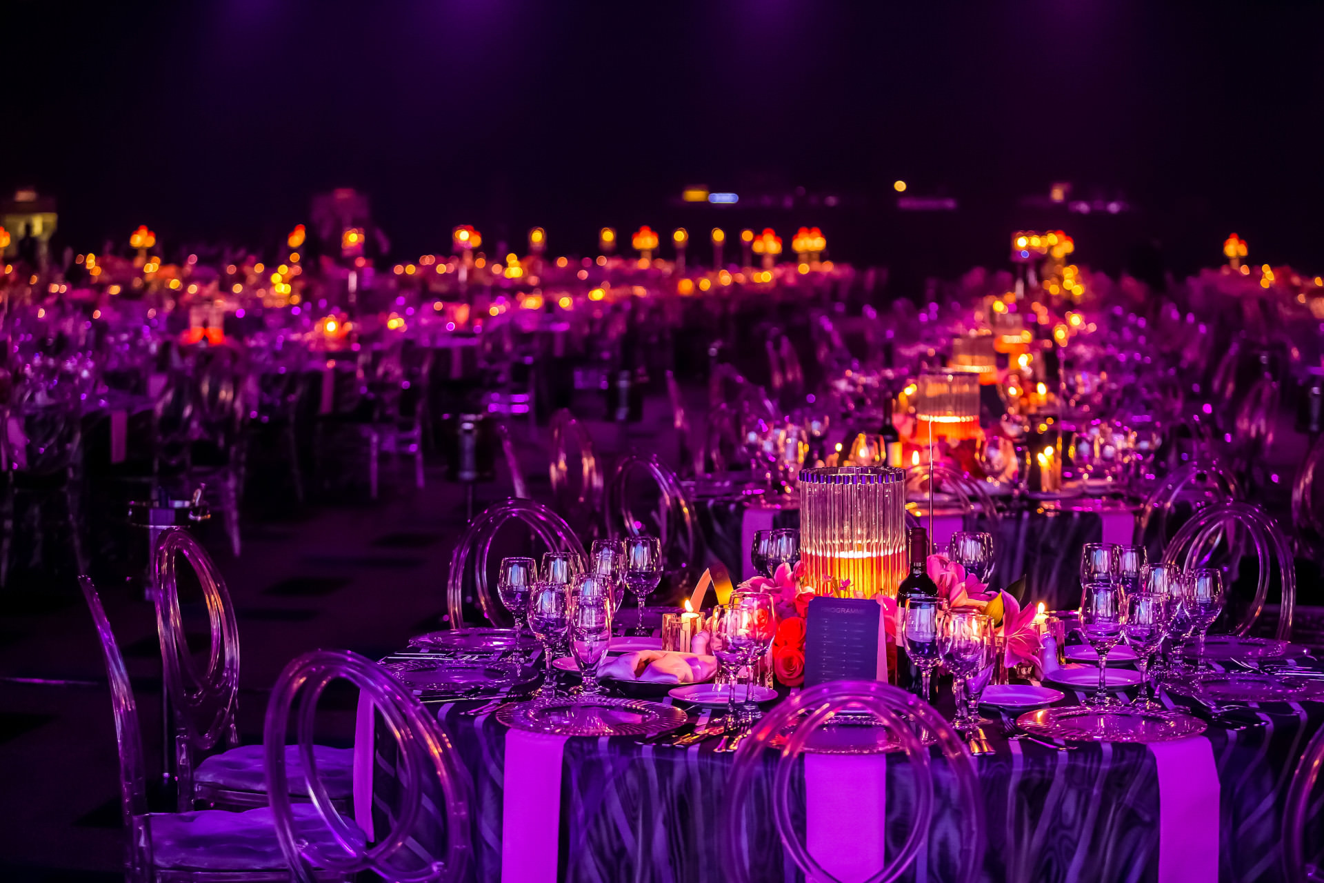 Ambiente für Firmen-Weihnachtsfeier: Stilvolle Tischdeko trifft auf professionelle Musikgestaltung durch einen Event-DJ beim Dinner.