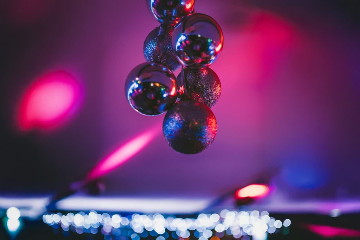 Stimmungsvolles Ambiente für die Weihnachtsfeier: Dekorative Details, die durch die passende Dinner-Musik vom Profi-DJ ergänzt werden.