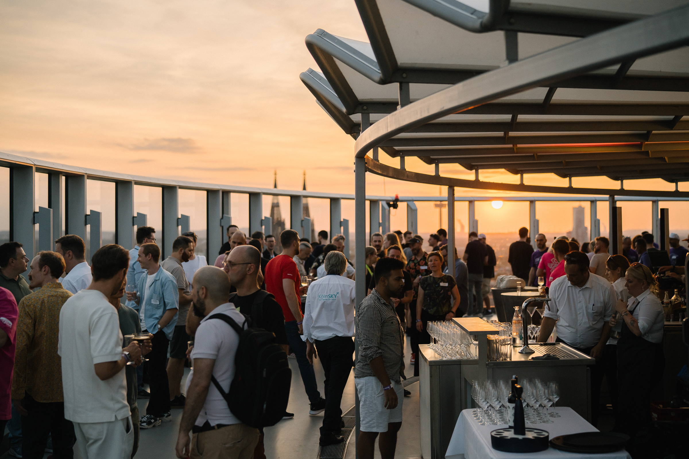 DJ zur Gamescom in Köln: Impressionen vom Rooftop-Event für Heroic Labs im KölnSKY mit internationalen Gästen.