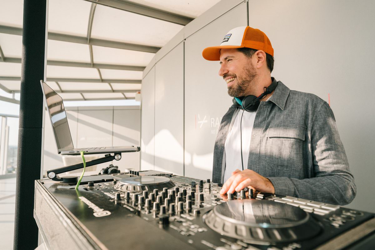 DJ Markus Rosenbaum at work for Heroic Labs: energetic mix at the exclusive Gamescom event at KölnSKY.