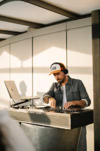 Final tech check: Event DJ Markus Rosenbaum at his mixing desk in the KölnSKY shortly before the start of the Heroic Labs event.