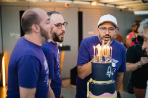 A moment of celebration at the Heroic Labs gig in KölnSKY: employees blow out the candles on the branded cake.