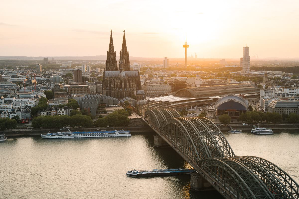 Event location with a cathedral view: The view from KölnSKY during a DJ performance for Gamescom in Cologne.