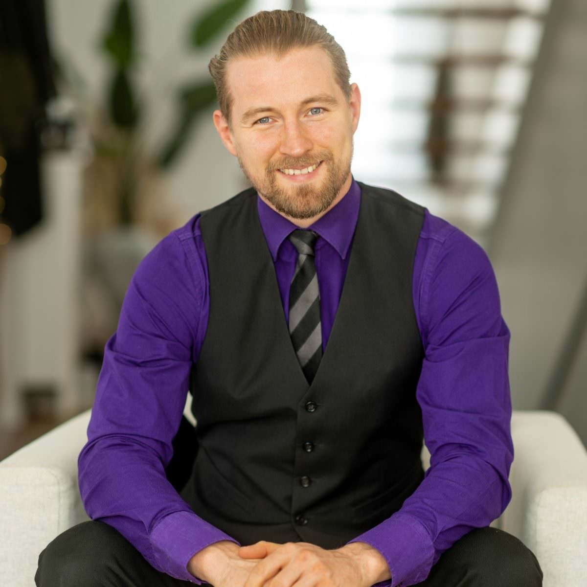 Portrait von Event-DJ Jean-Philippe im Business-Look