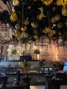 Company party with lots of balloons in the soap factory - accompanied by a professional DJ set