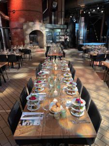 A perspective shot of an elegantly set table in the event location Seifenfabrik, which offers space for large parties and first-class entertainment.