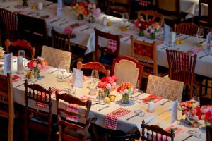 Festively decorated long tables in the soap factory – ready for a high-calibre gala dinner with professional musical accompaniment.