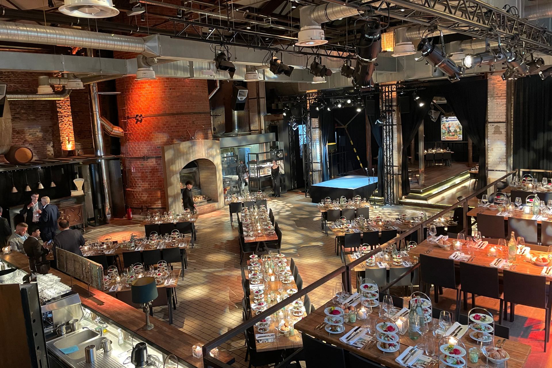 Stimmungsvolles Ambiente im Festsaal der Seifenfabrik: Ideale Location für Events mit DJ in Düsseldorf.