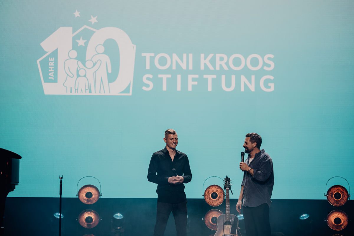 Toni Kroos in an interview with Klaas Heufer-Umlauf on stage at the anniversary celebration of his foundation in Lofthaus Düsseldorf.