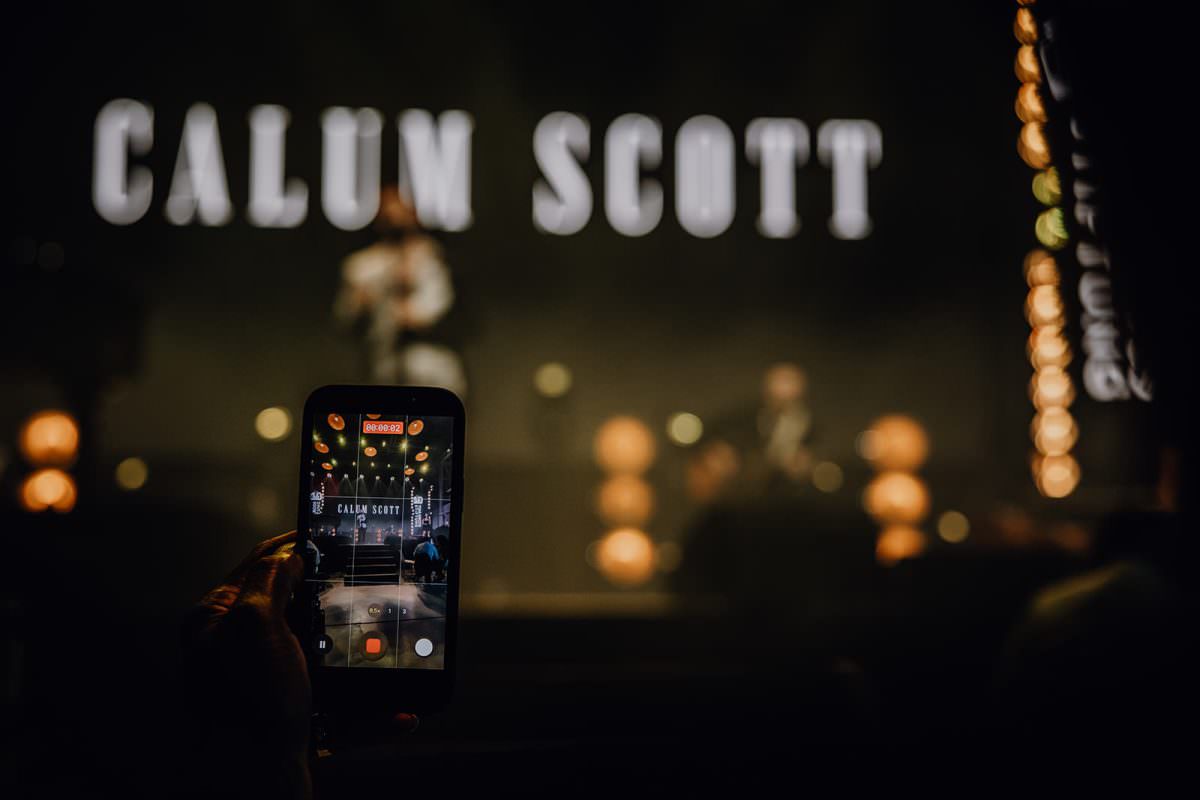 Emotional live performance: Singer Calum Scott performs on stage at the Toni Kroos Foundation's anniversary at Lofthaus Düsseldorf.