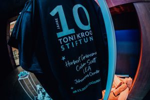 Official Toni Kroos Foundation 10th Anniversary T-Shirt – a special souvenir from the event at Lofthaus Düsseldorf.