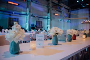 Festive banquet setting at Lofthaus Düsseldorf: High-quality event design for the Toni Kroos Foundation's 10th anniversary celebration with DJ accompaniment.