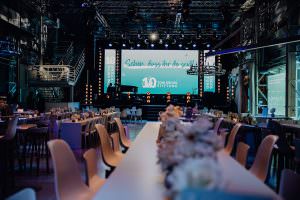 Event Venue Lofthaus Düsseldorf: Elegant setting for the Toni Kroos Foundation's anniversary with professional DJ accompaniment.