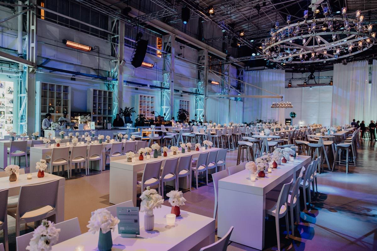 Elegant event setting at Lofthaus Düsseldorf: White decoration for the Toni Kroos Foundation anniversary with DJ accompaniment.
