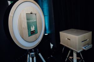 The high-quality wooden photo booth from DJ Markus Rosenbaum ensures memorable photos at the exclusive charity event of the Toni Kroos Foundation.