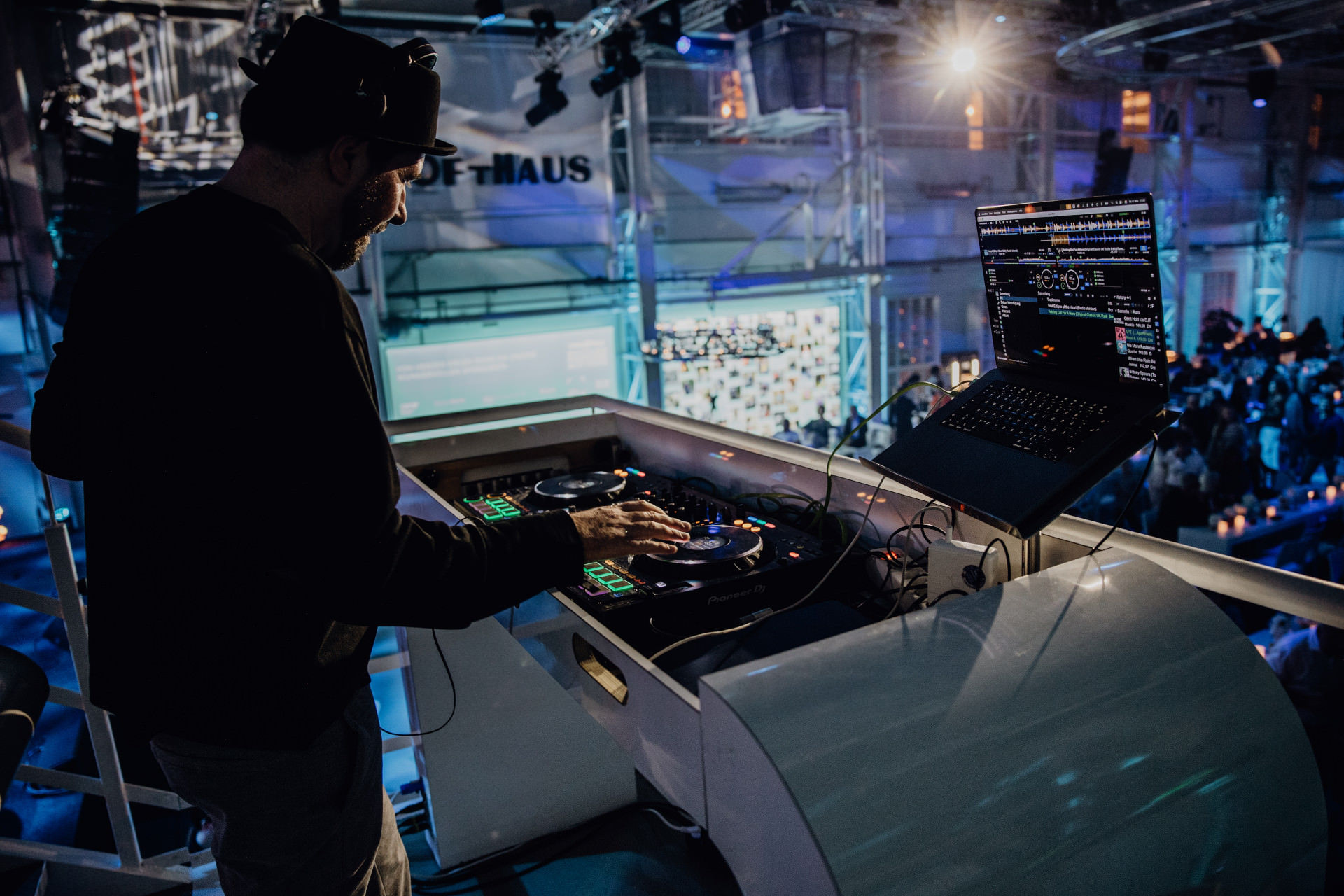 Event-DJ Markus Rosenbaum steht an seinem Pult im Lofthaus Düsseldorf und liefert die musikalische Begleitung für das Toni Kroos Stiftungs-Jubiläum.