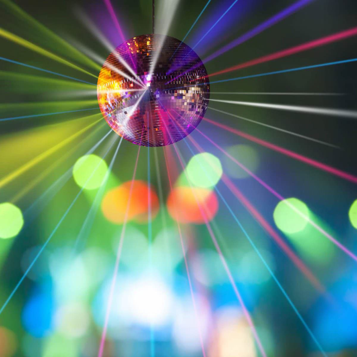 Discokugel in einer Party Location, die bunte Lichtstrahlen reflektiert