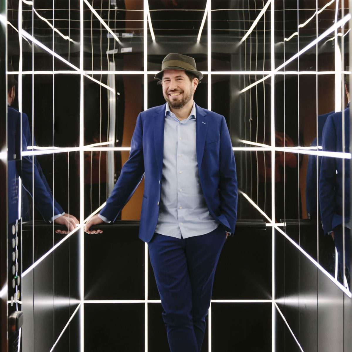 Portrait von Event DJ Markus Rosenbaum, der auch bei Firmenveranstaltungen und Firmenfeiern auflegt