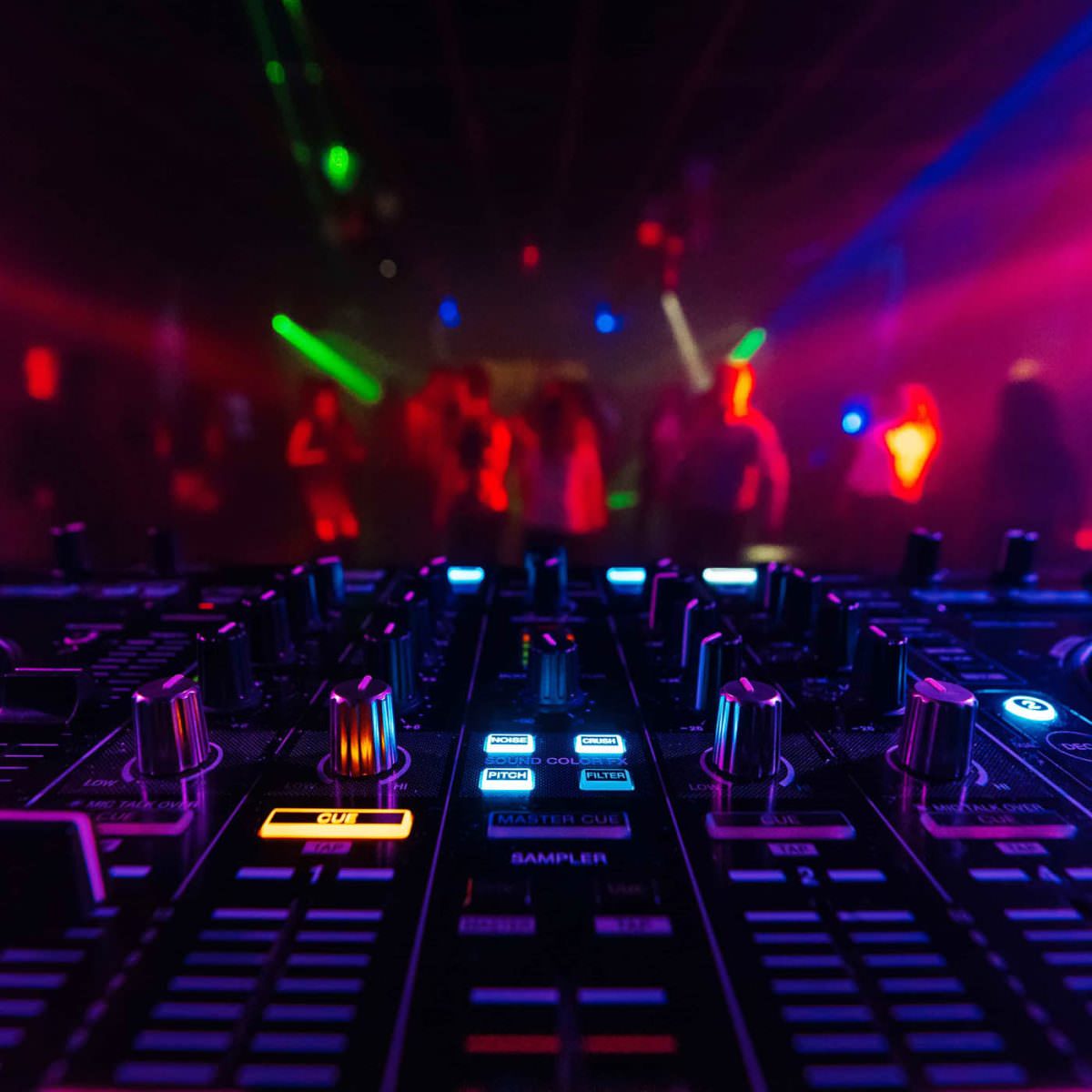 leuchtende Bedienknöpfe auf einem DJ-Controller