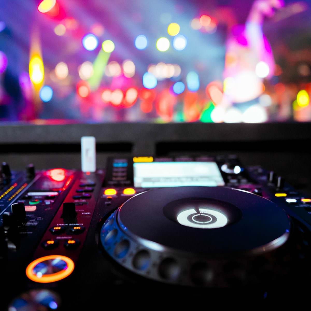 DJ Pult mit beleuchteter Schaltfläche bei einer Party