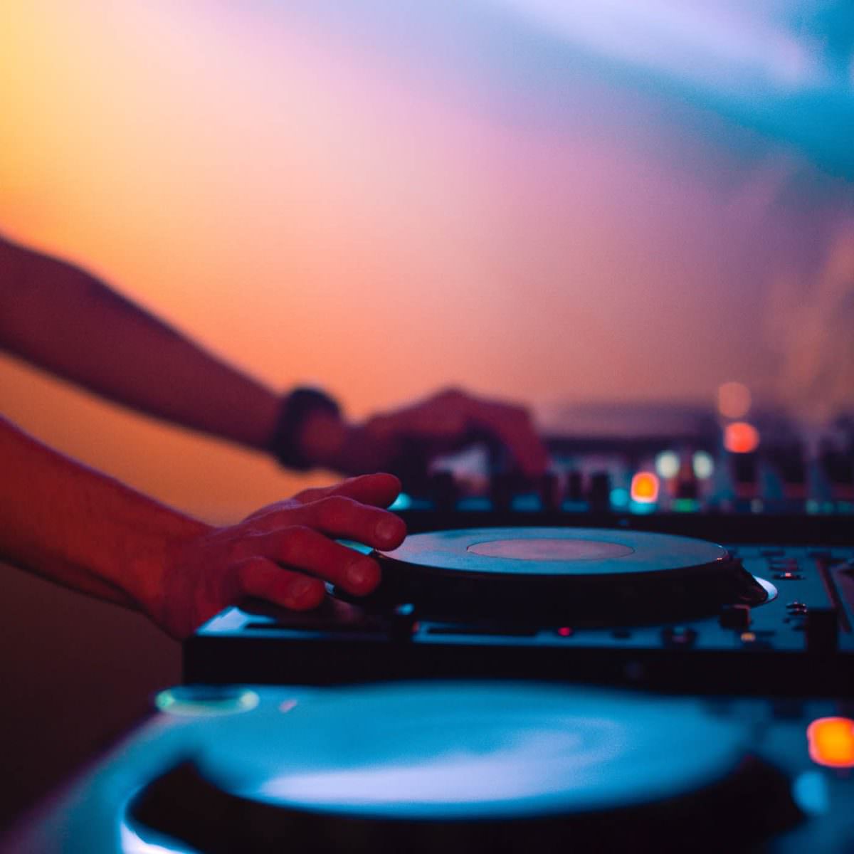 DJ arbeitet am DJ-Pult bei einer Veranstaltung